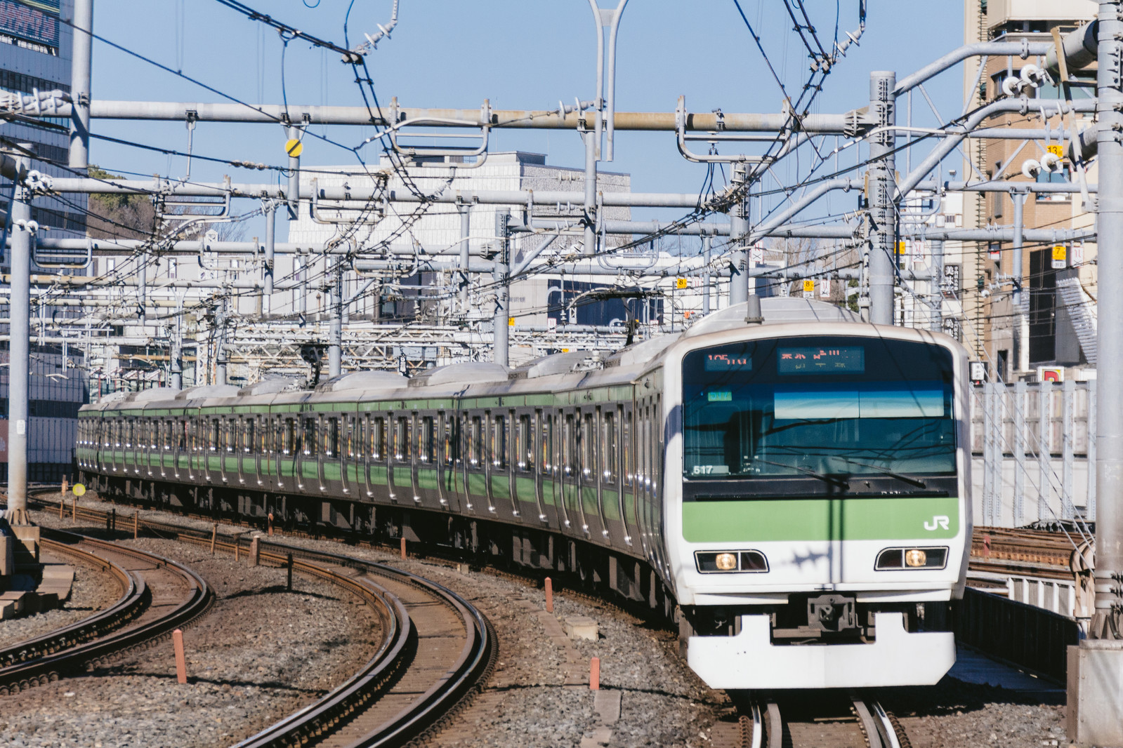 電車が走る写真