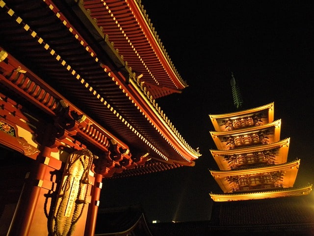 夜の寺の風景